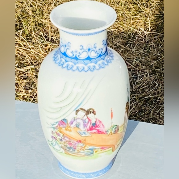 Elegant Vintage Vase- Delicate Hand Painted Art-Excellent Condition-From 1980’s? - Picture 12 of 16